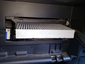 Cabin filter behind glove box