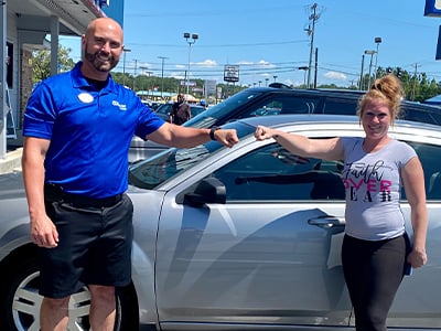 Matt Cook, GM at Car-Mart of Columbus, MS with a customer