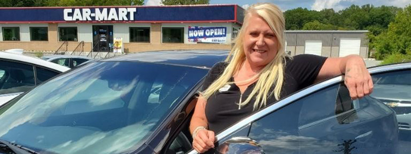 Heather Horne, Manager at Car-Mart of Chattanooga, standing by car