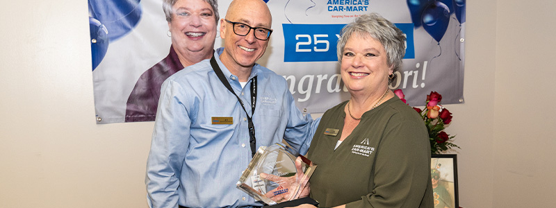 Lori Spencer, Senior Compliance and Audit Manager, celebrates her 25th anniversary at America's Car-Mart; pictured with Jeff Williams, CEO at America's Car-Mart